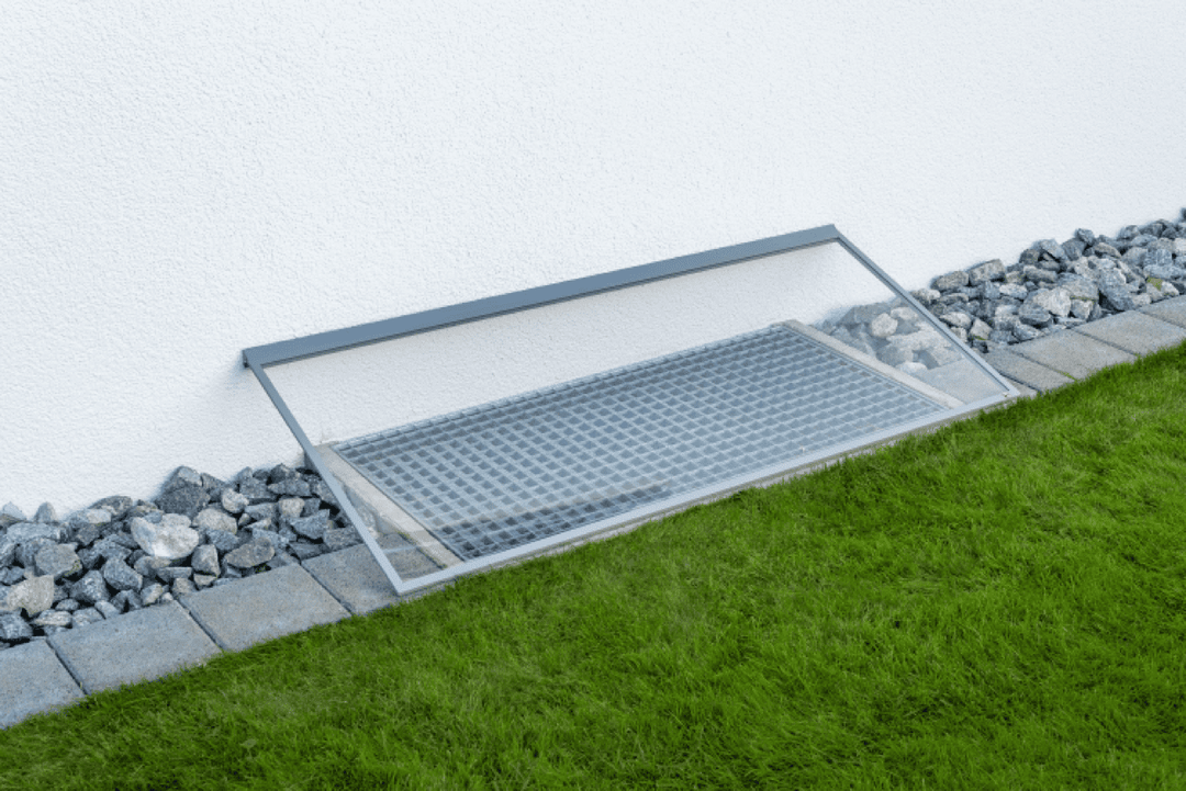 Eine Lichtschachtabdeckung die vor Regen schützt