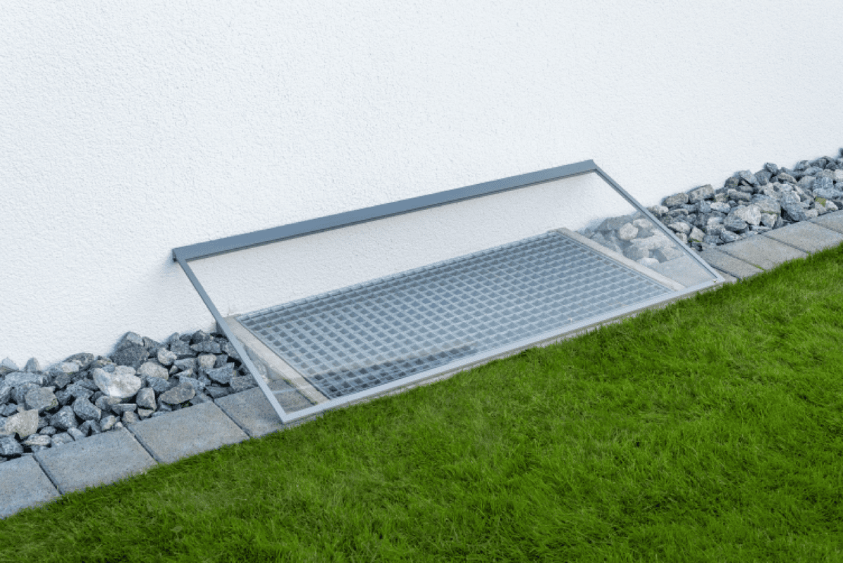 Eine Lichtschachtabdeckung die vor Regen schützt